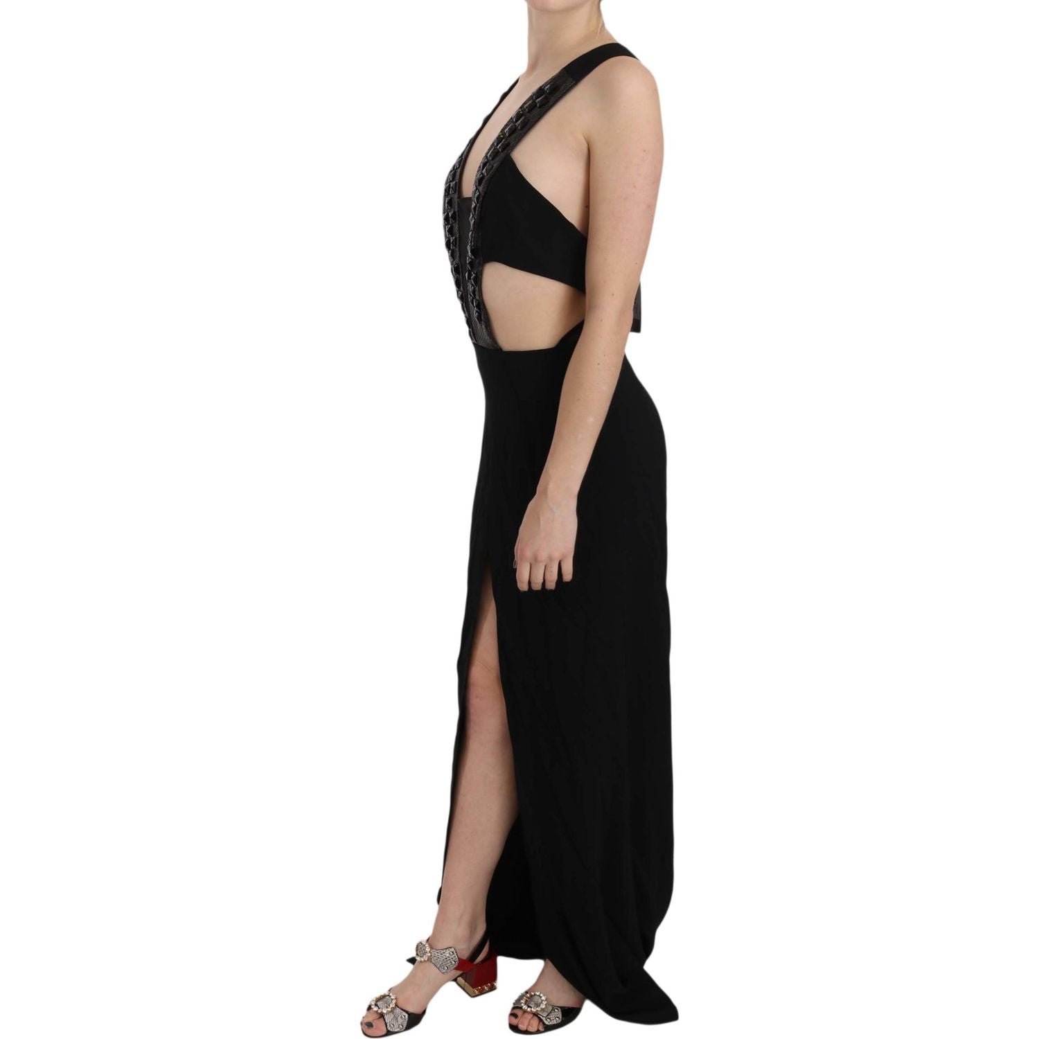 فستان سهرة ماكسي أنيق من جون ريتشموند مع لمسات من الكريستال