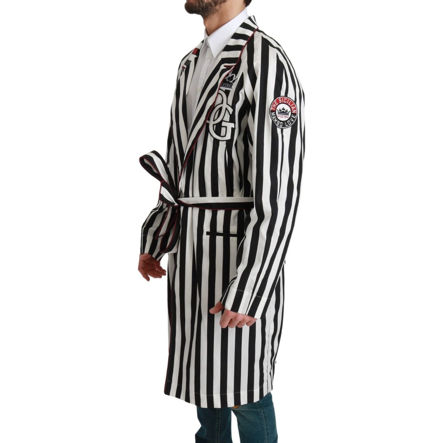 优雅的黑白色系带睡袍