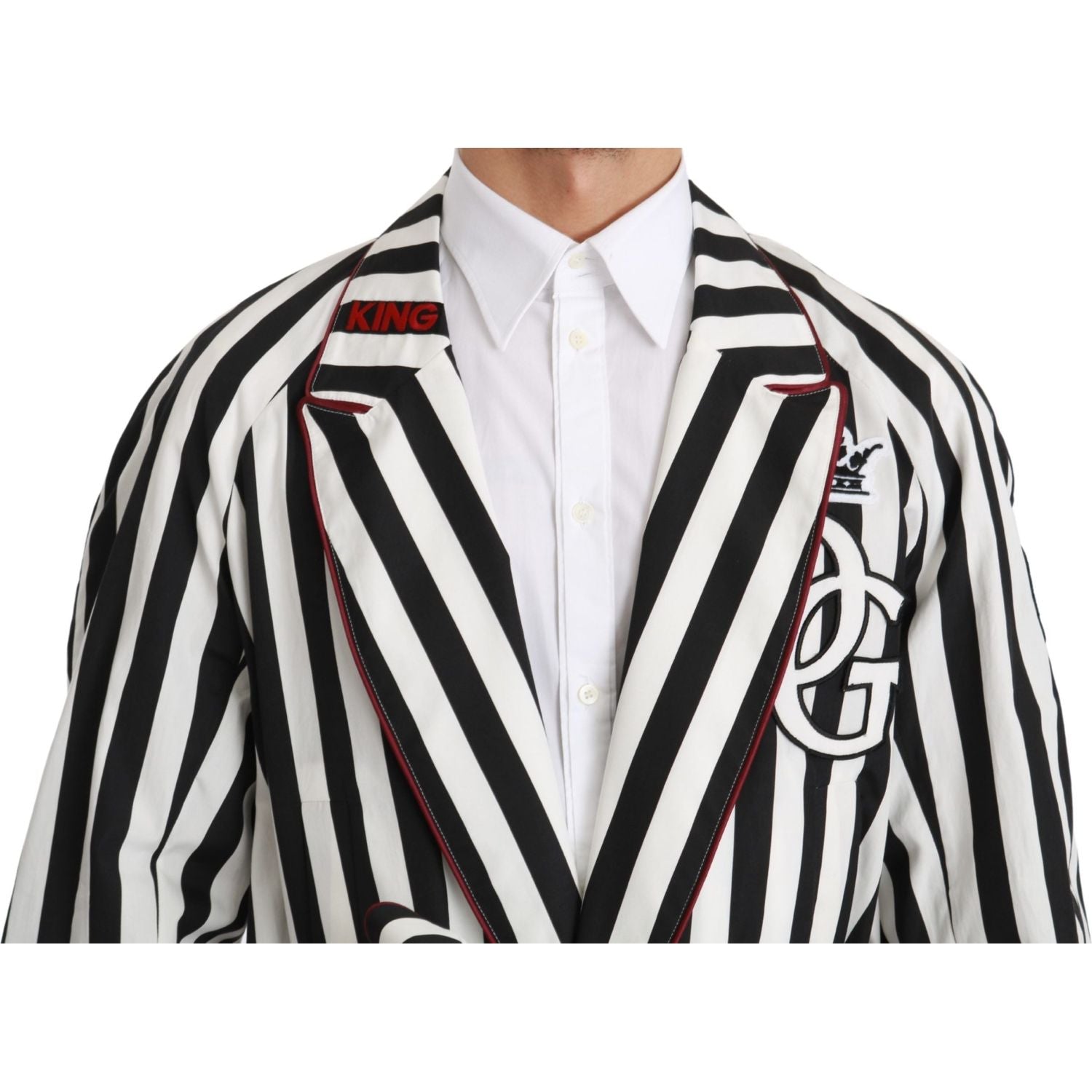 优雅的黑白色系带睡袍