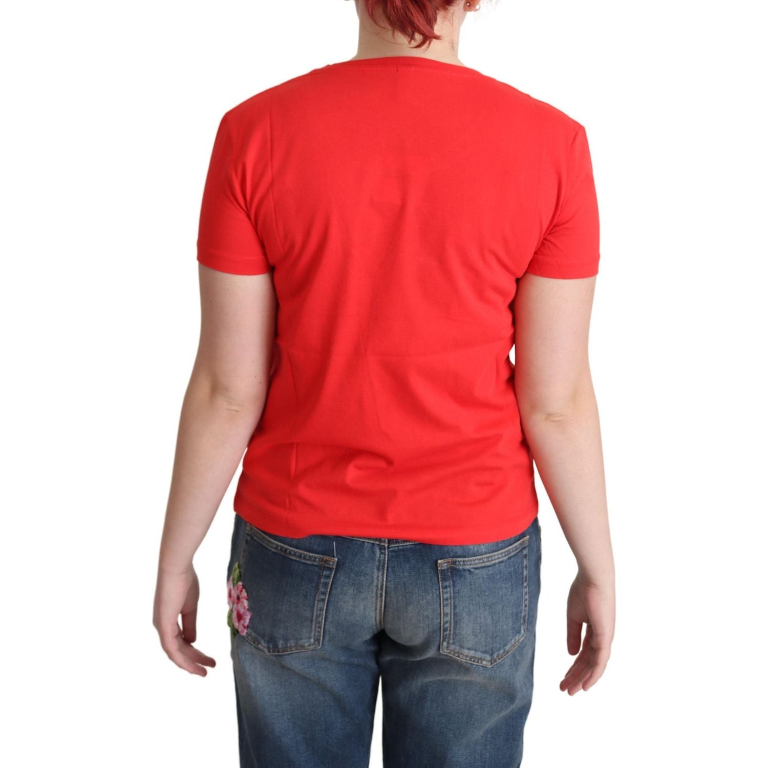 别致的红色棉质 T 恤，带有标志性印花