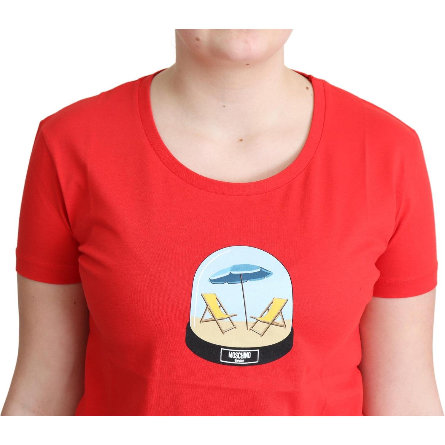 别致的红色棉质 T 恤，带有标志性印花