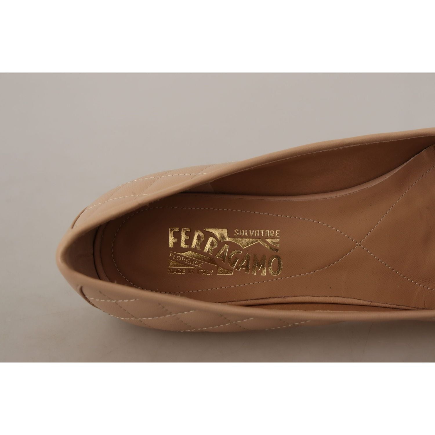 حذاء مسطح أنيق من الجلد المبطن من Salvatore Ferragamo - تصميم أنيق ثنائي اللون