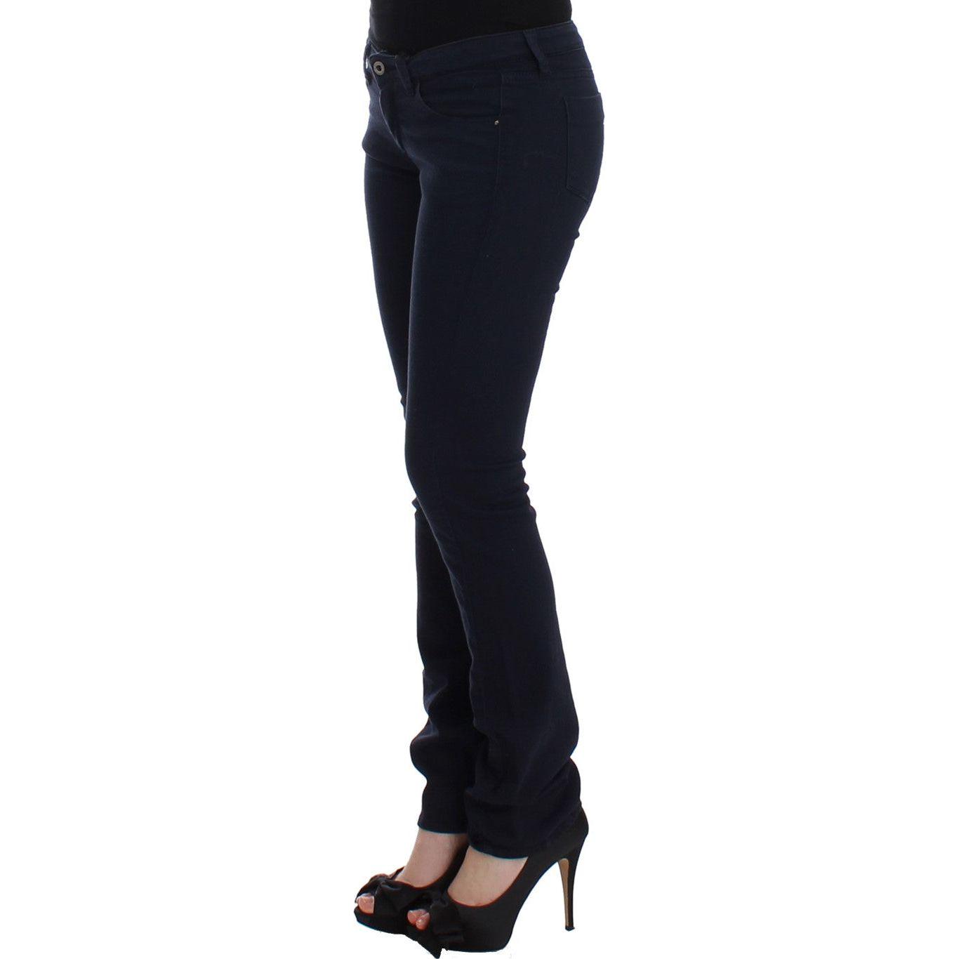 别致的蓝色直筒牛仔裤