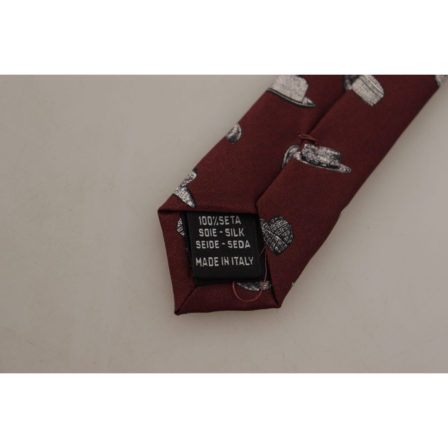 ربطة عنق من الحرير باللون العنابي الأنيق من دولتشي آند غابانا