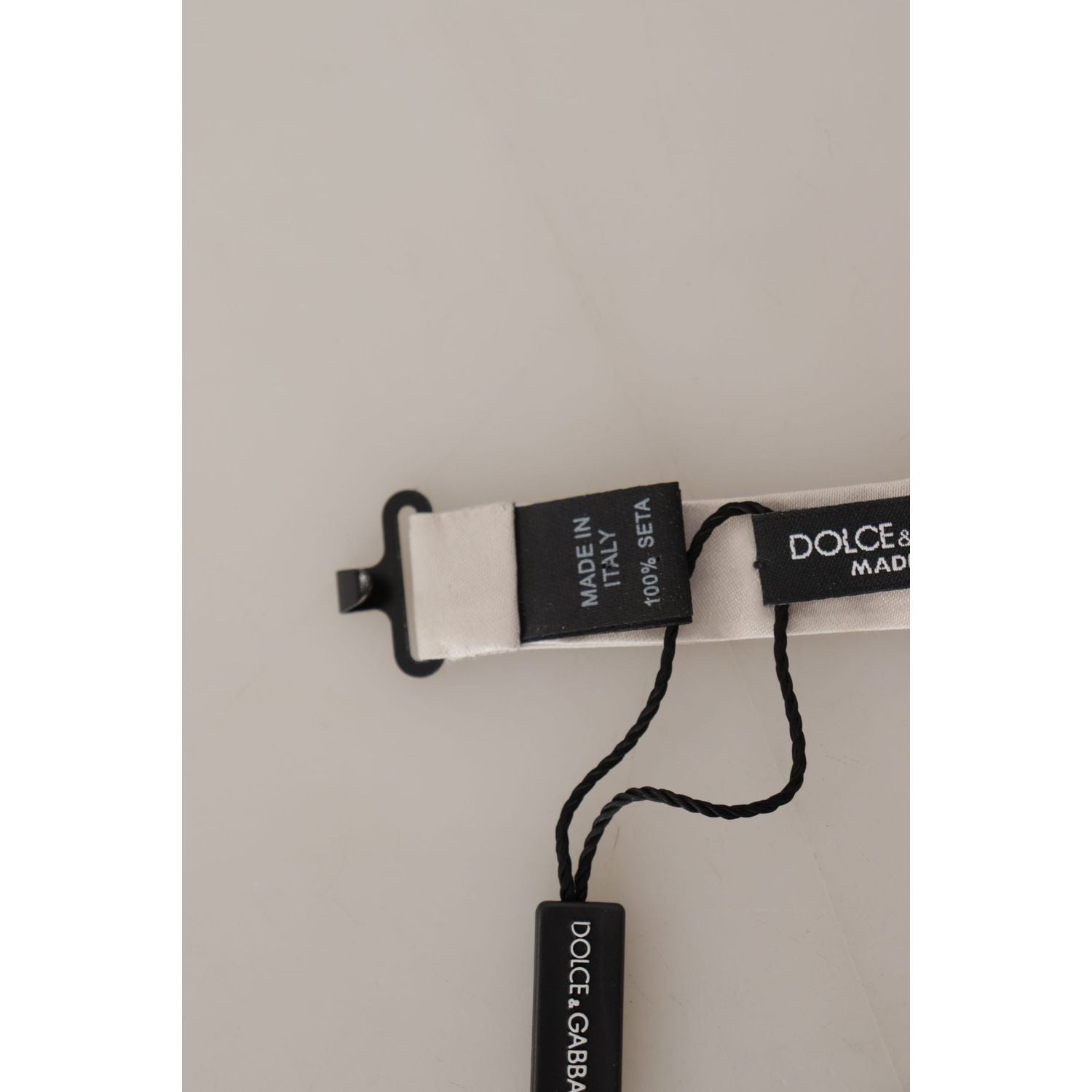 ربطة عنق من الحرير باللون الرمادي الفاخر من دولتشي آند غابانا