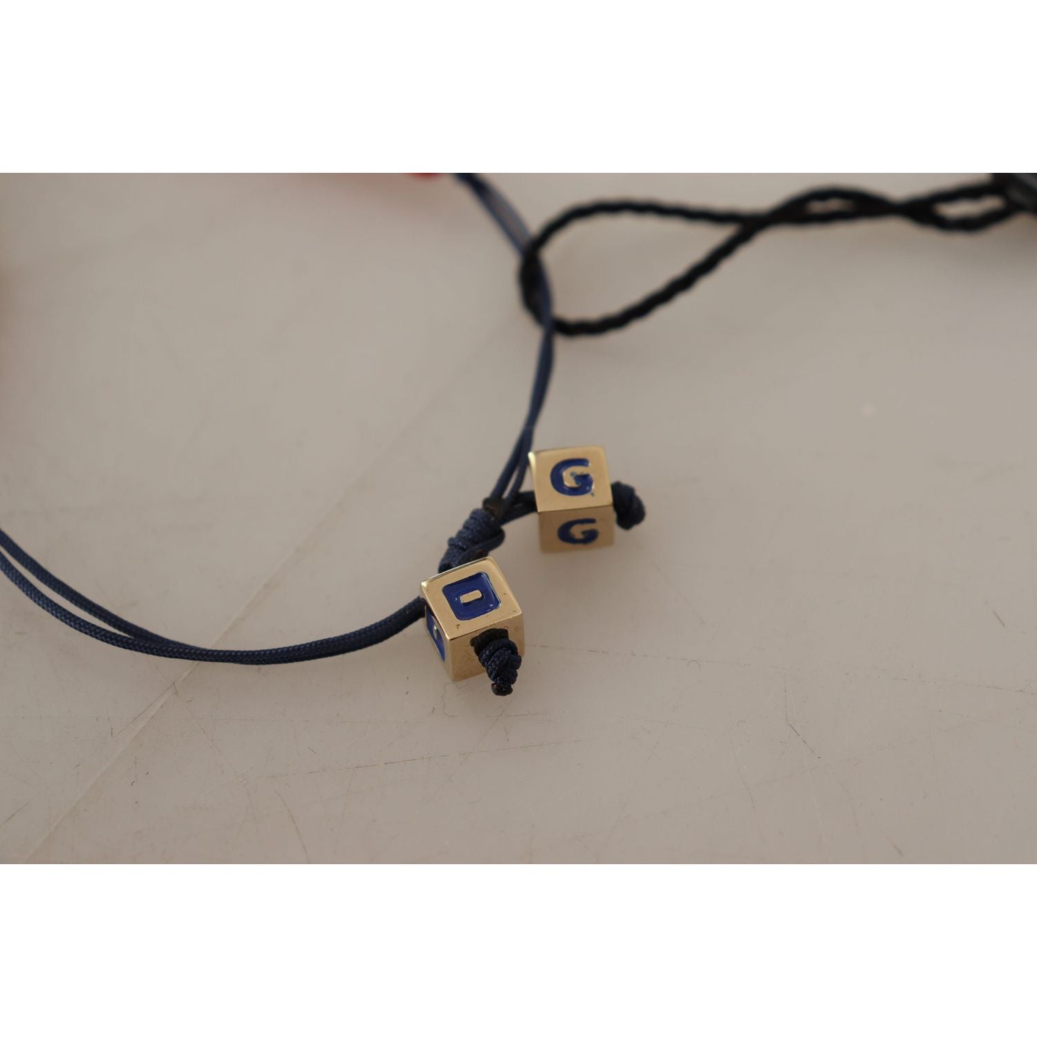 سوار دولتشي آند غابانا الأنيق المصنوع من الزجاج الأزرق والأحمر وزاما