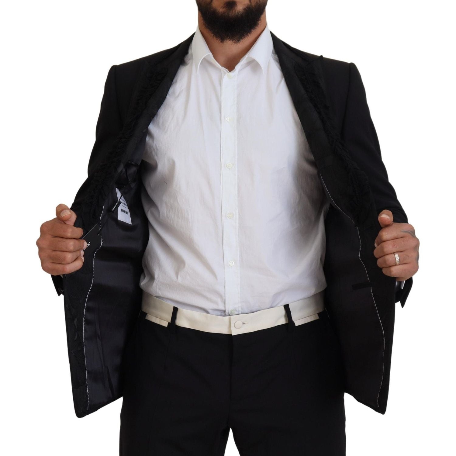 优雅的黑色丝绸衬里晚礼服