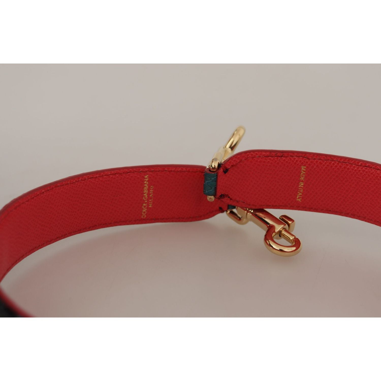 翠绿色皮革肩带