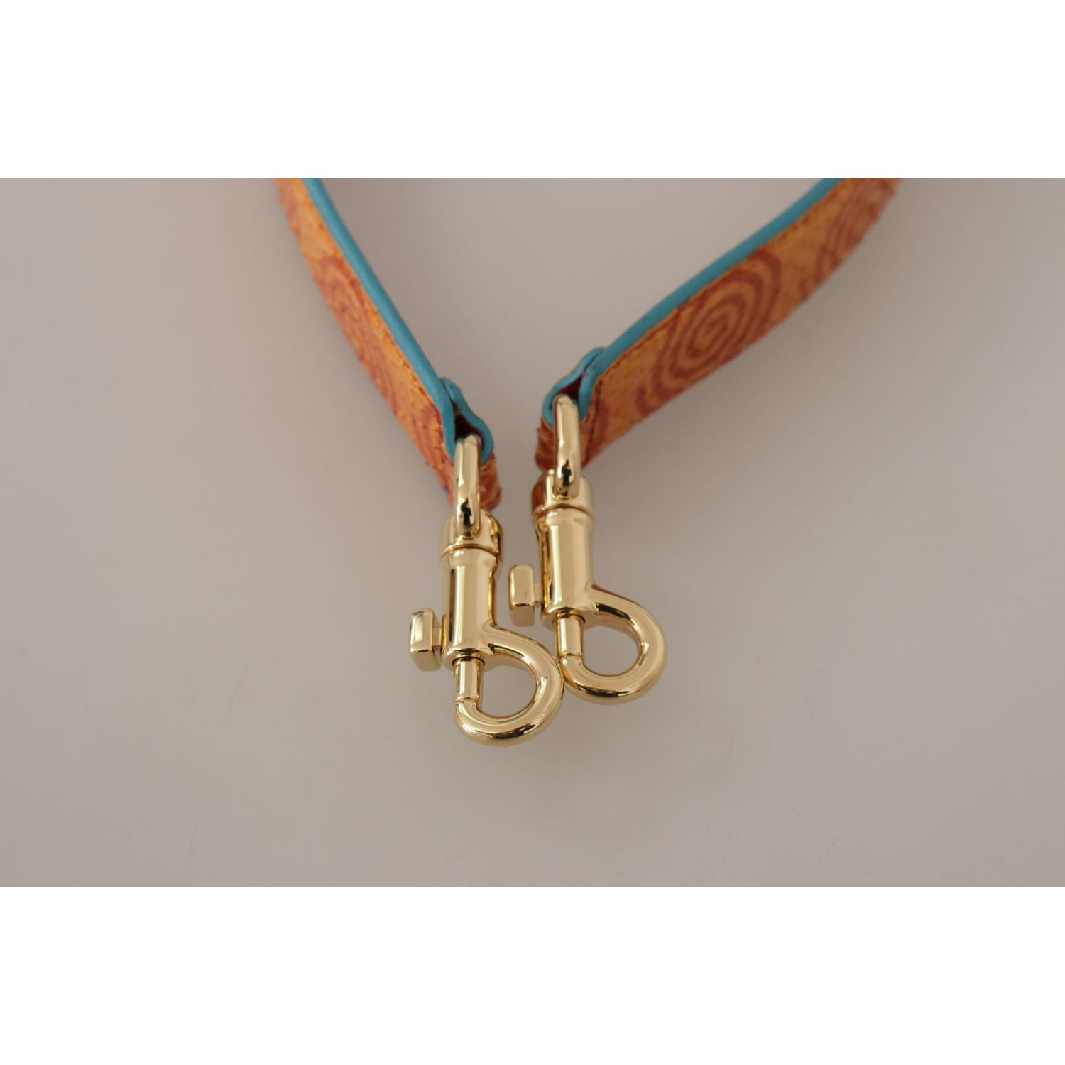 别致的橙色皮革肩带配件