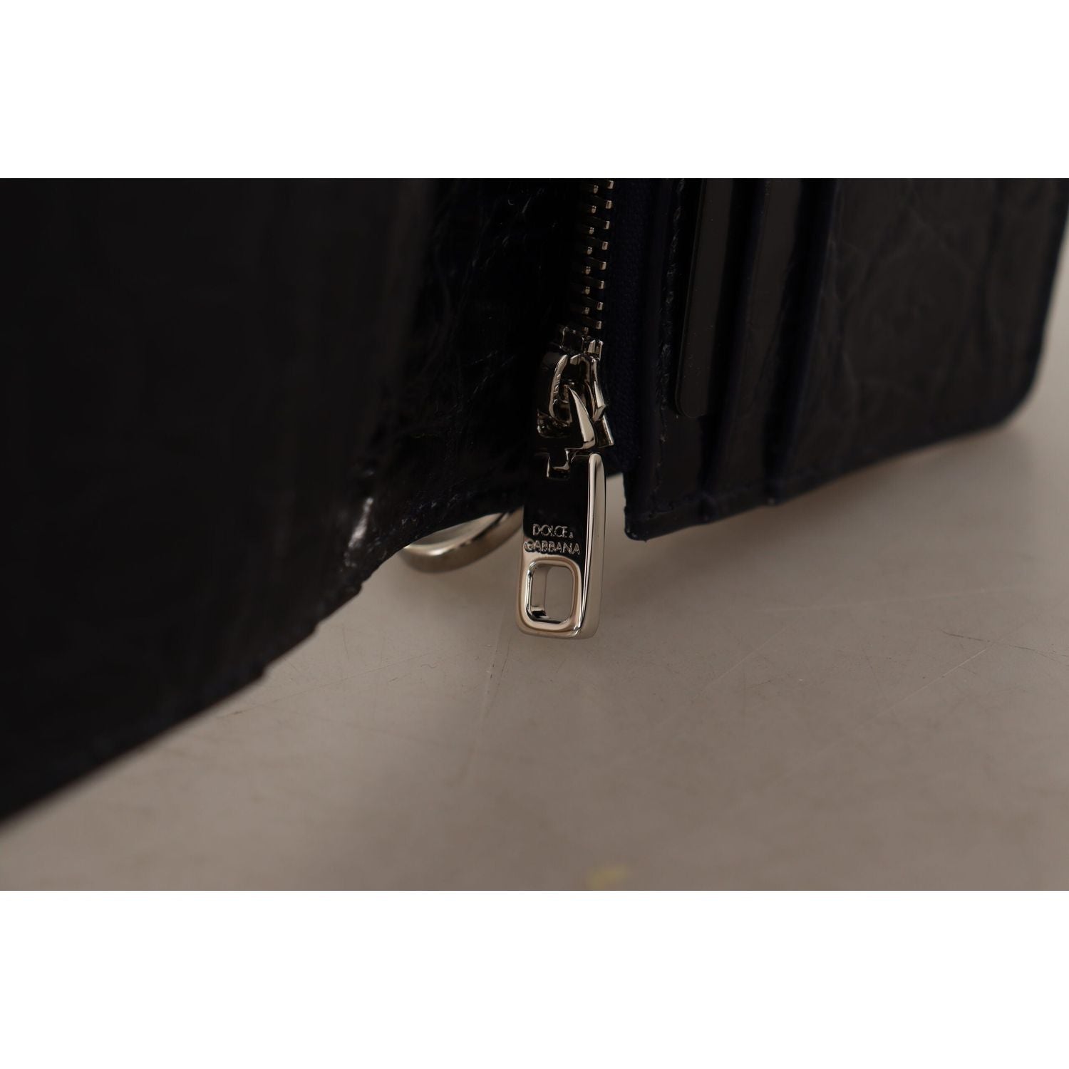 محفظة دولتشي آند غابانا ذات الطيات المزدوجة من الجلد الأزرق مع حزام