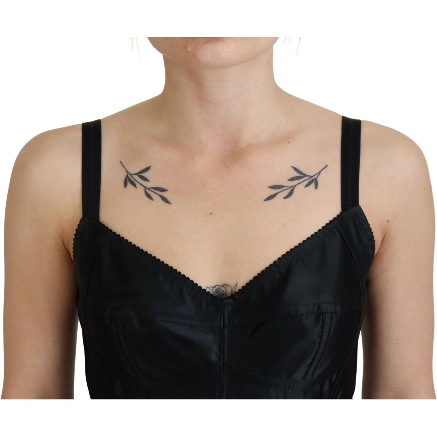 فستان قصير أنيق أسود اللون من دولتشي آند غابانا بتصميم A-line