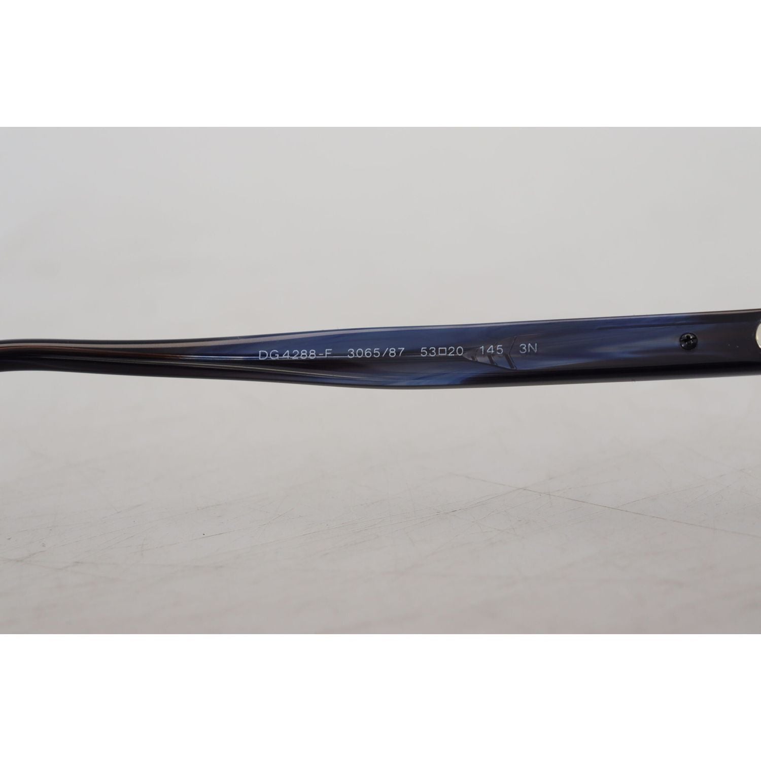 نظارة شمسية أنيقة باللون الأزرق من دولتشي آند غابانا