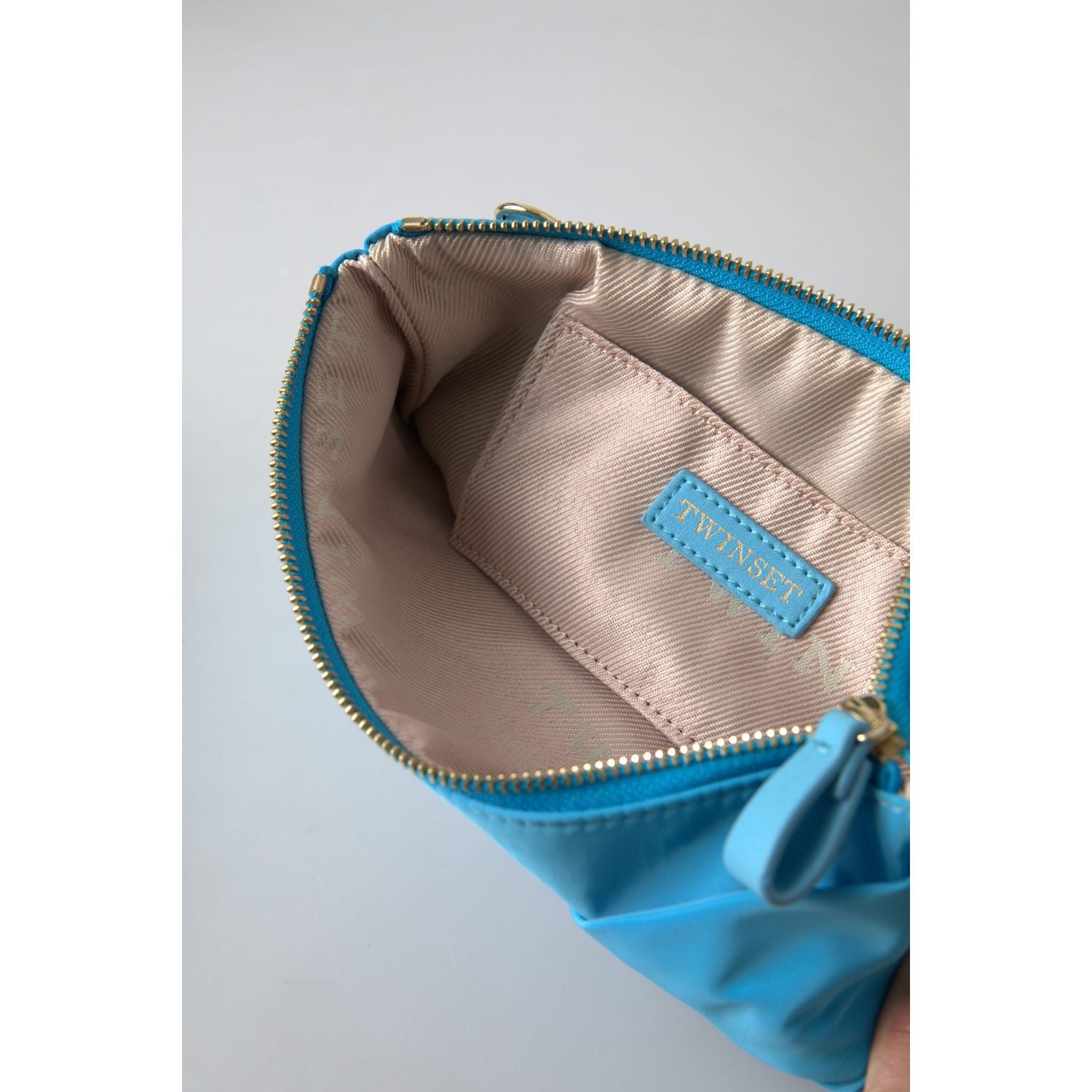 带蝴蝶结装饰的优雅丝绸手包