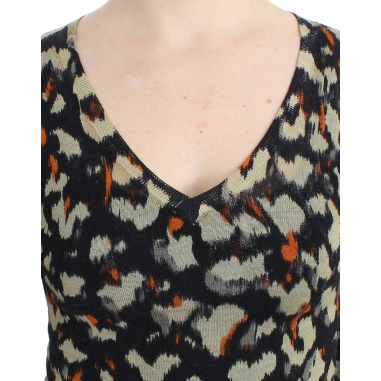 优雅多色 V 领羊毛套衫