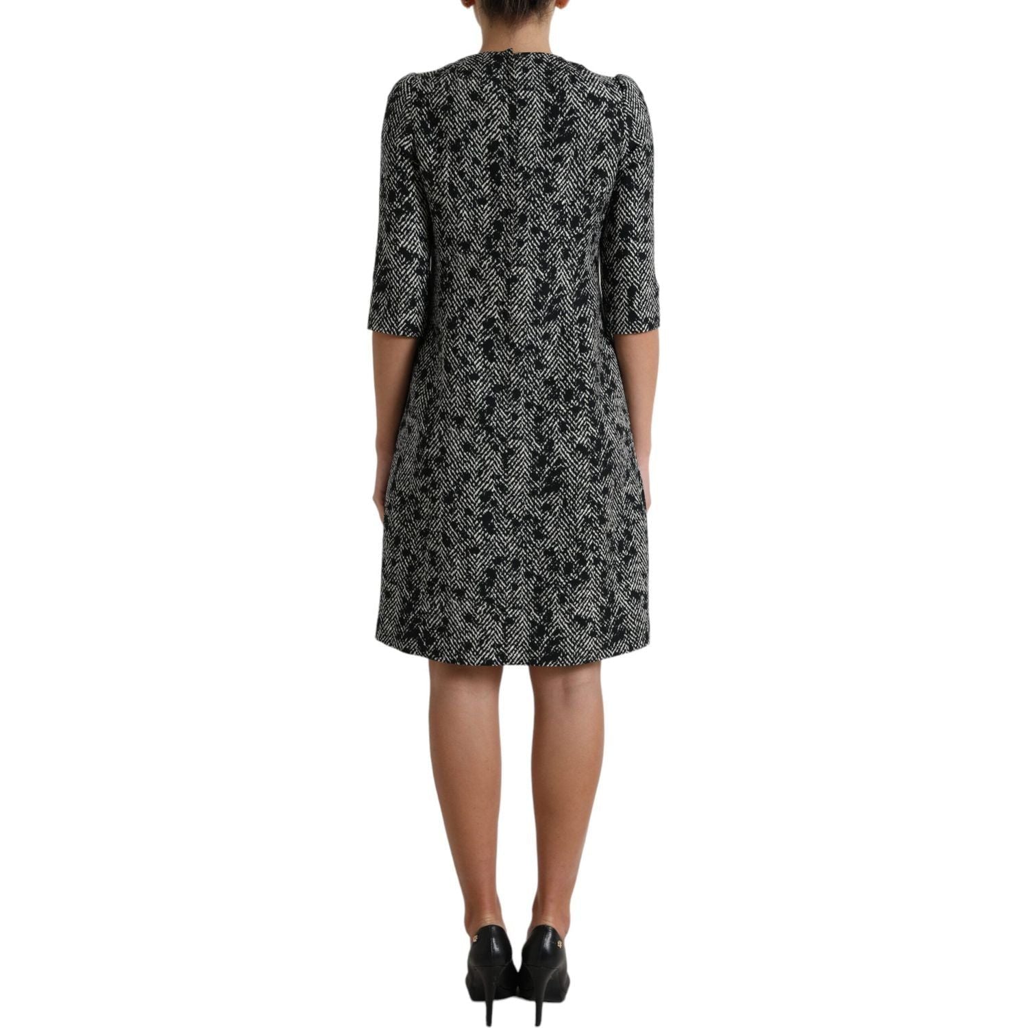 فستان قصير أنيق من دولتشي آند غابانا بقصّة شيفرون