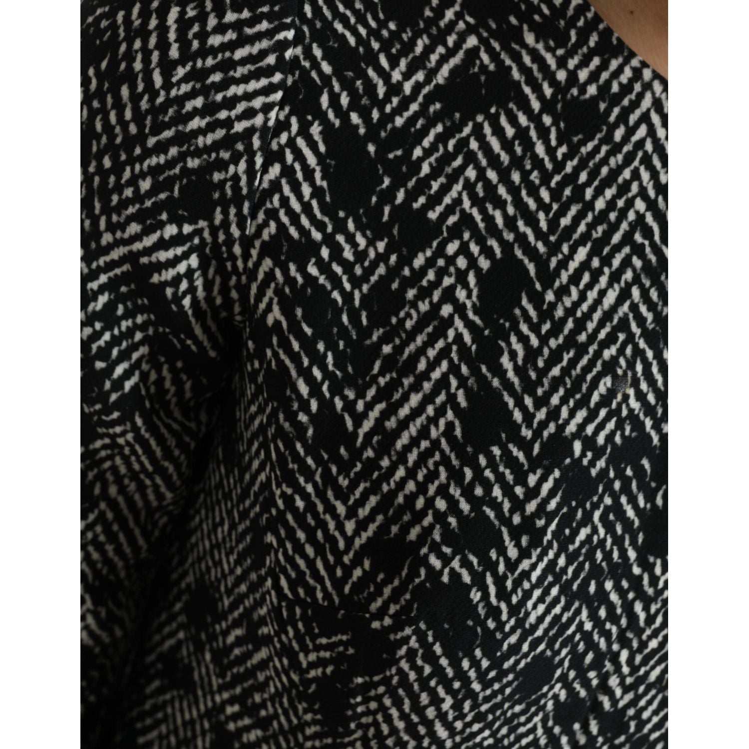 فستان قصير أنيق من دولتشي آند غابانا بقصّة شيفرون