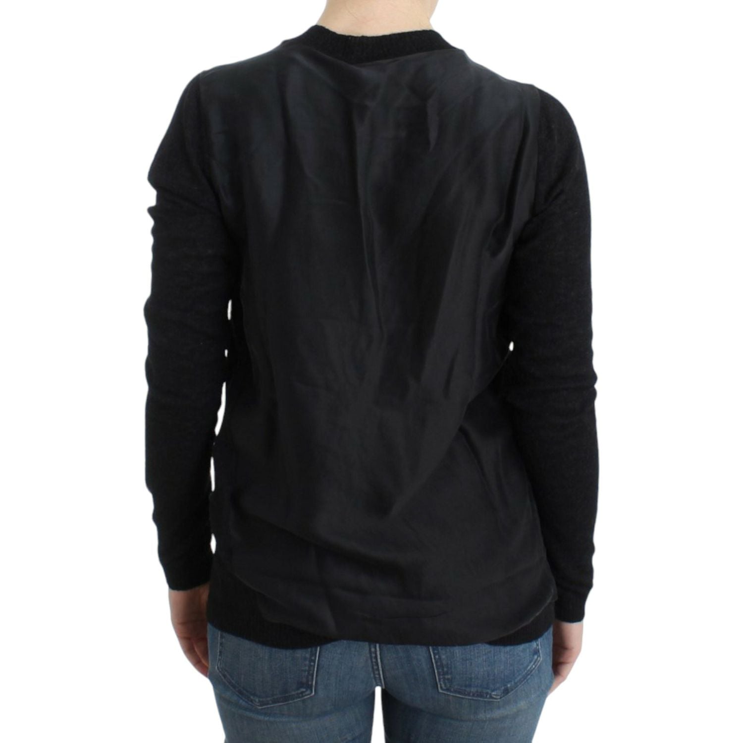 سترة كارديجان خفيفة الوزن بفتحة رقبة على شكل حرف V عميقة وأنيقة من Costume National