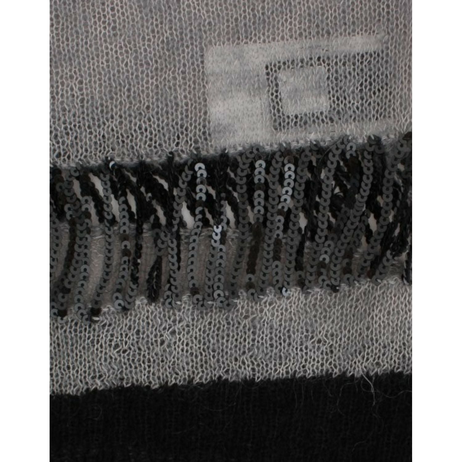 别致的不对称缀饰针织毛衣