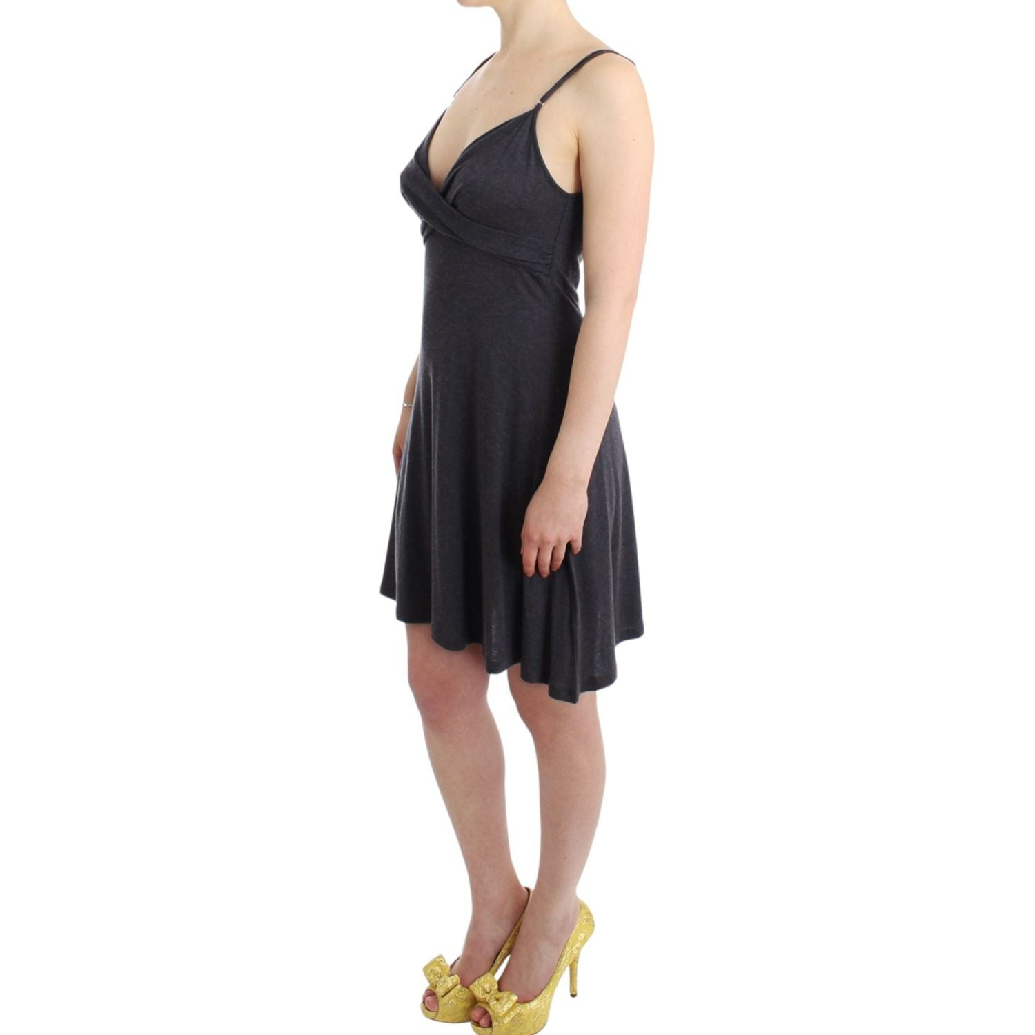 别致的灰色及膝细肩带连衣裙