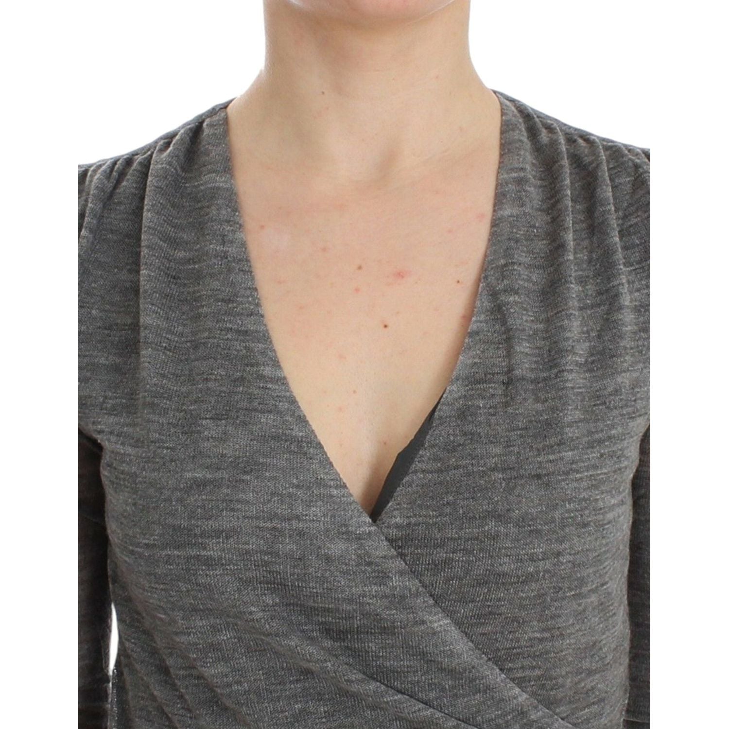 优雅灰色羊毛混纺深 V 领毛衣