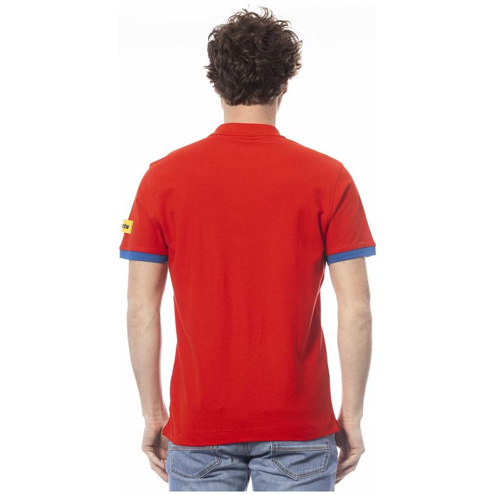 别致的红色棉质 Polo 衫，带胸前标志