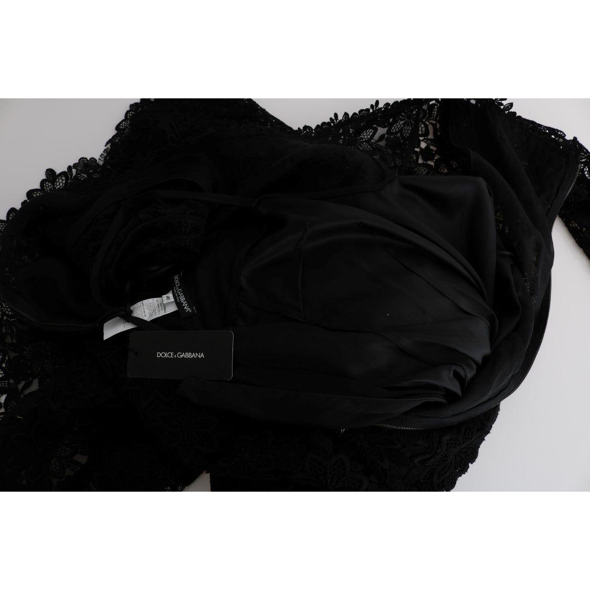 优雅的黑色丝绸衬里紧身连衣裙