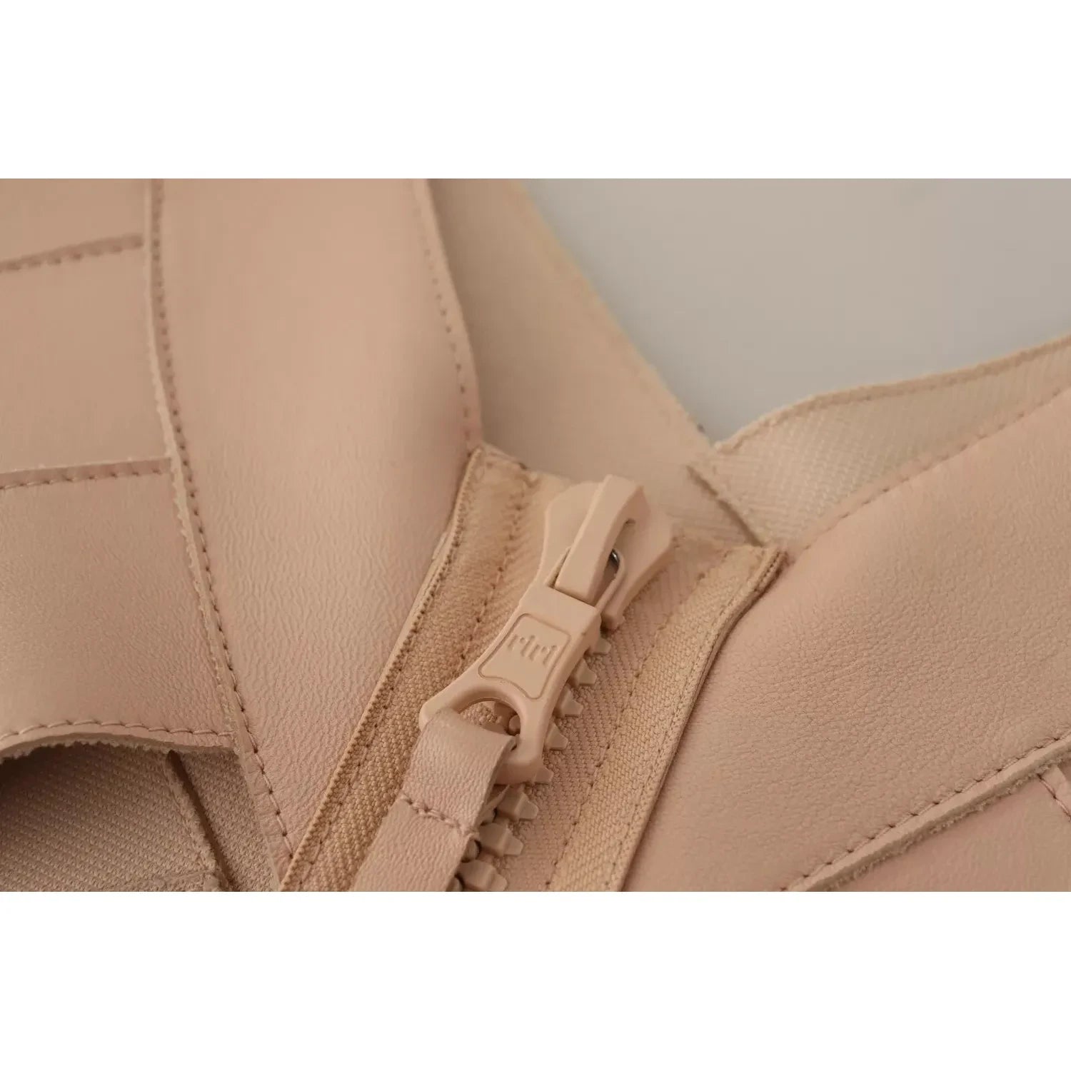 فستان قصير من الجلد باللون البيج من Dsquared² مفتوح الكتفين