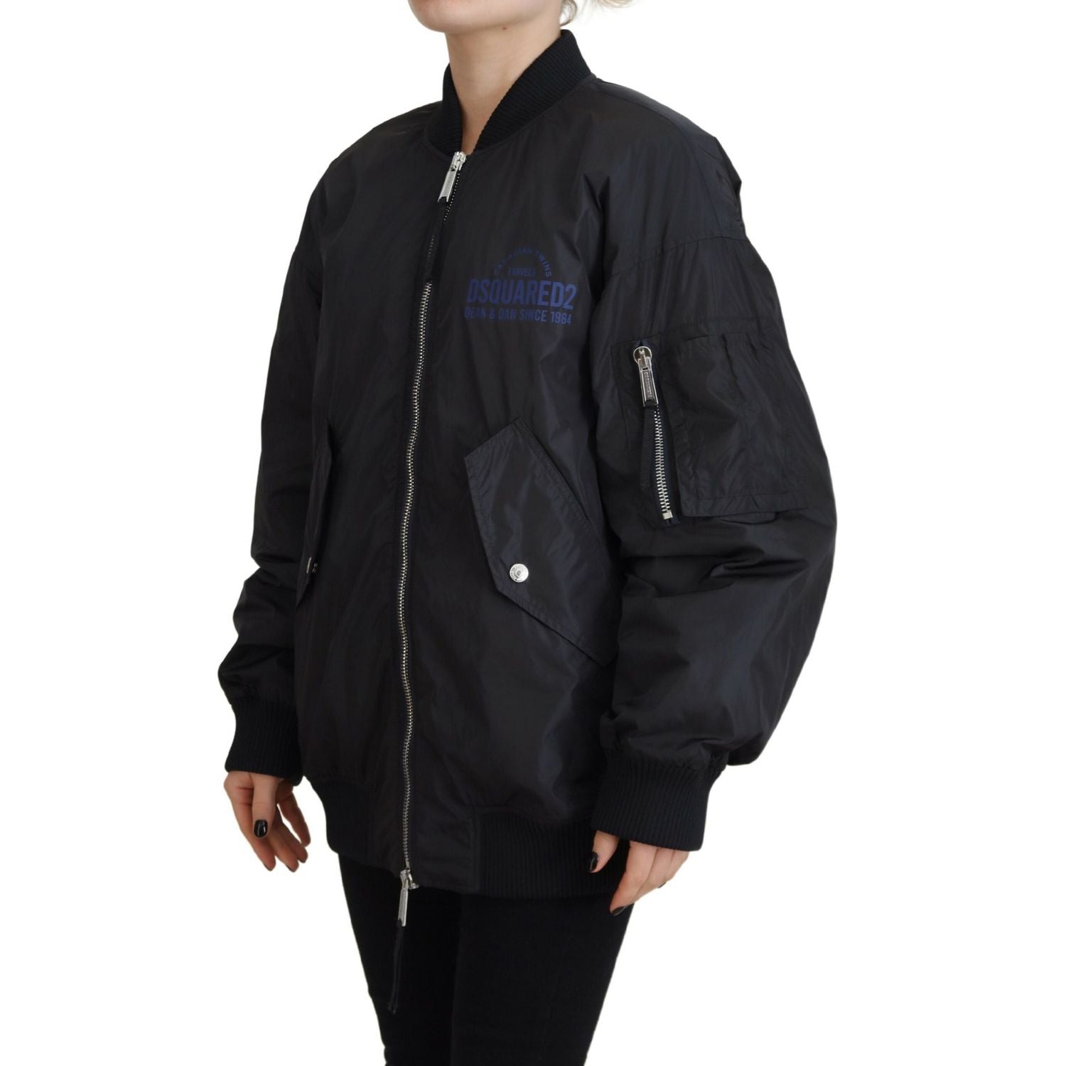 جاكيت بومبر نسائي بسحاب كامل وطبعة شعار Dsquared² باللون الأسود
