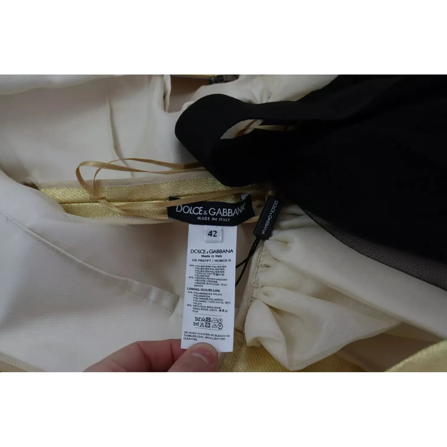 فستان دولتشي آند غابانا الذهبي المصنوع من البوليستر بدون أكمام بتصميم حرف A من التول