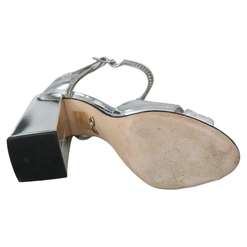 صندل جلدي بحزام على شكل حرف T مزين بكريستالات فضية من دولتشي آند غابانا