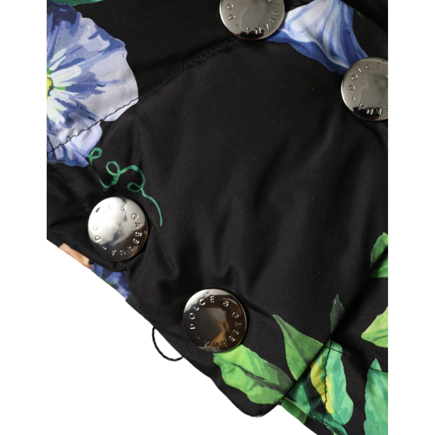 قبعة دولتشي آند غابانا بطبعة زهور سوداء تغطي الرأس بالكامل