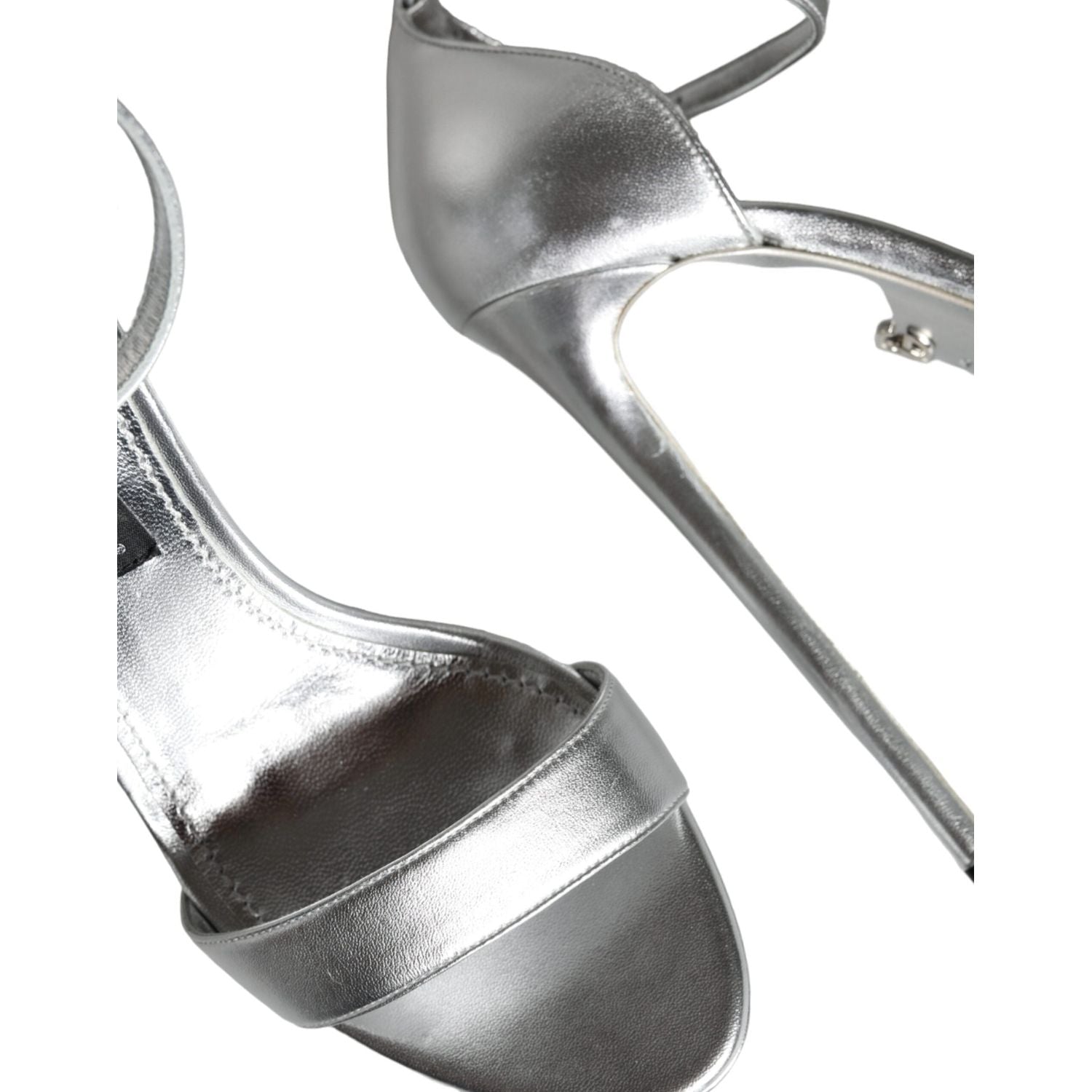 صندل كيرا من دولتشي آند غابانا مصنوع من الجلد باللون الفضي