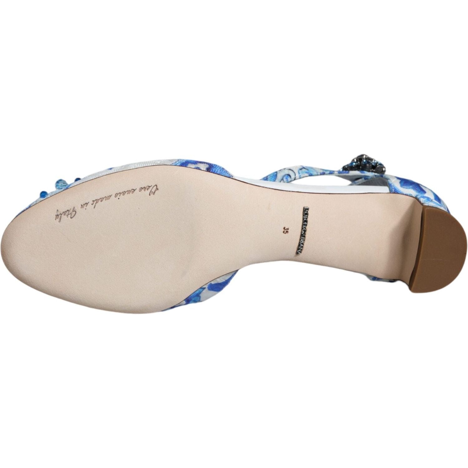 صندل دولتشي آند غابانا بطبعة الماجوليكا باللون الأبيض والأزرق مع رباط للكاحل