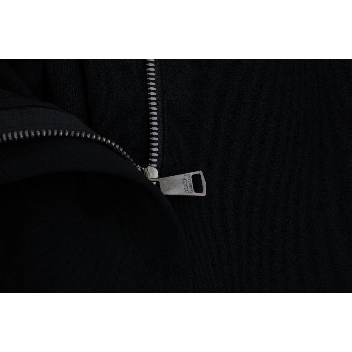 带粉色侧条纹的时尚黑色卡普里裤