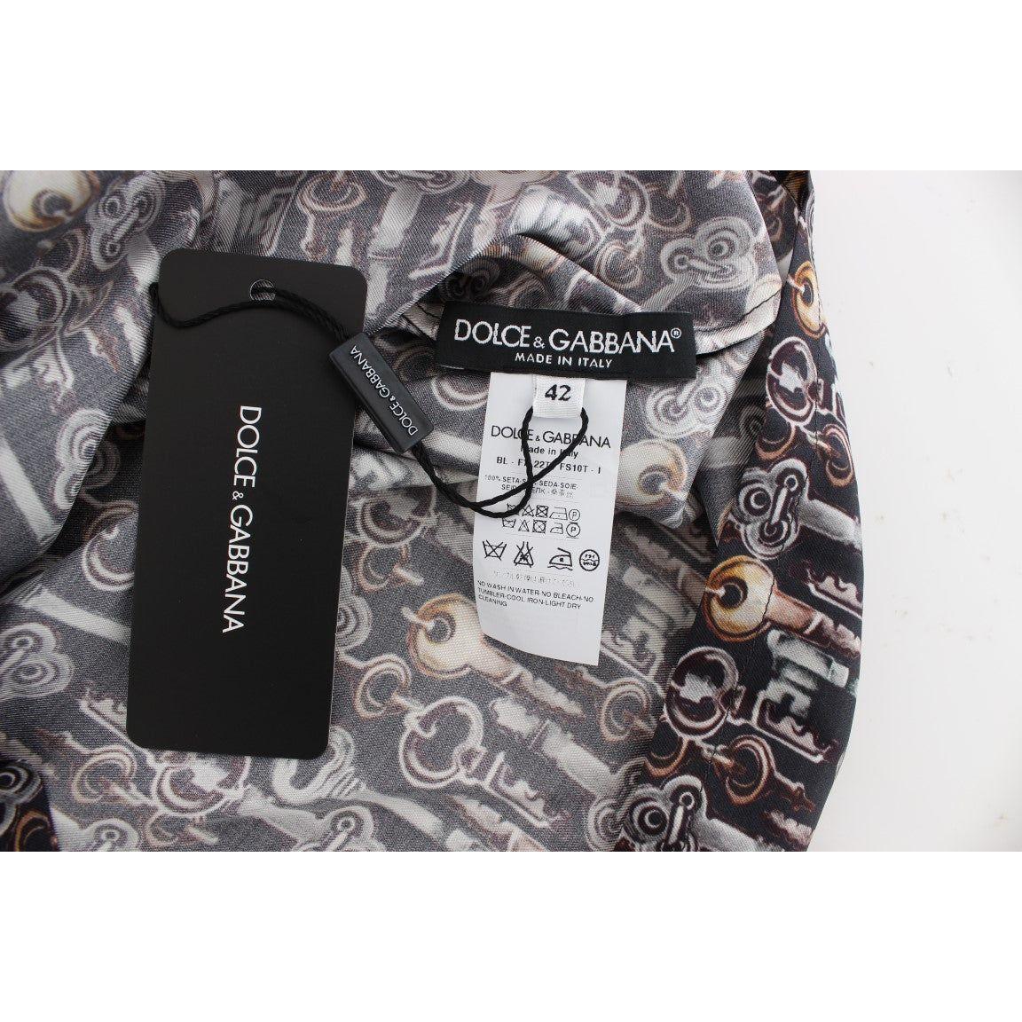 بلوزة من الحرير من مجموعة Enchanted Sicily من Dolce &amp; Gabbana بطبعة مفتاحية