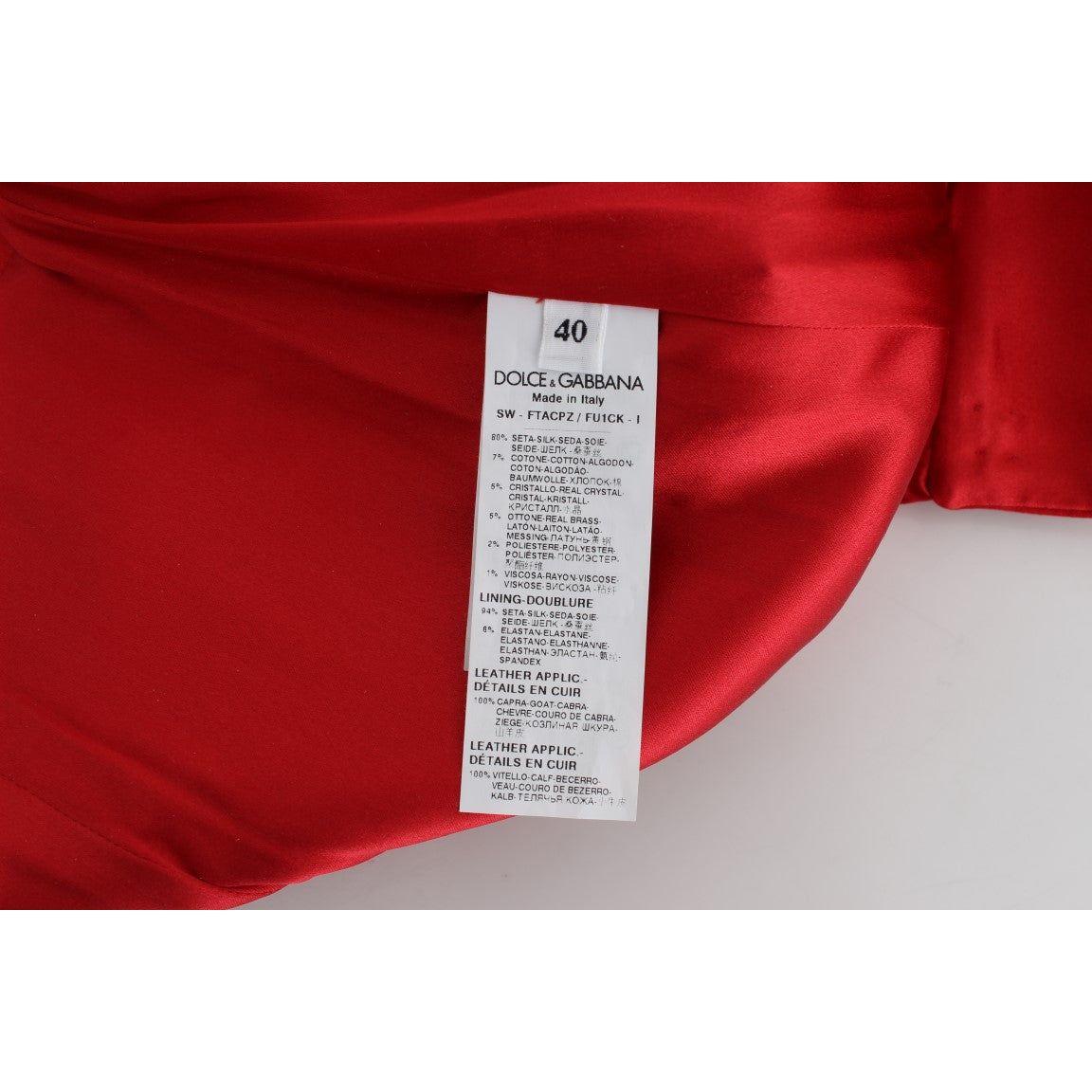 شورت دولتشي آند غابانا الأحمر المصنوع من الحرير والمزين بالكريستالات بخصر مرتفع