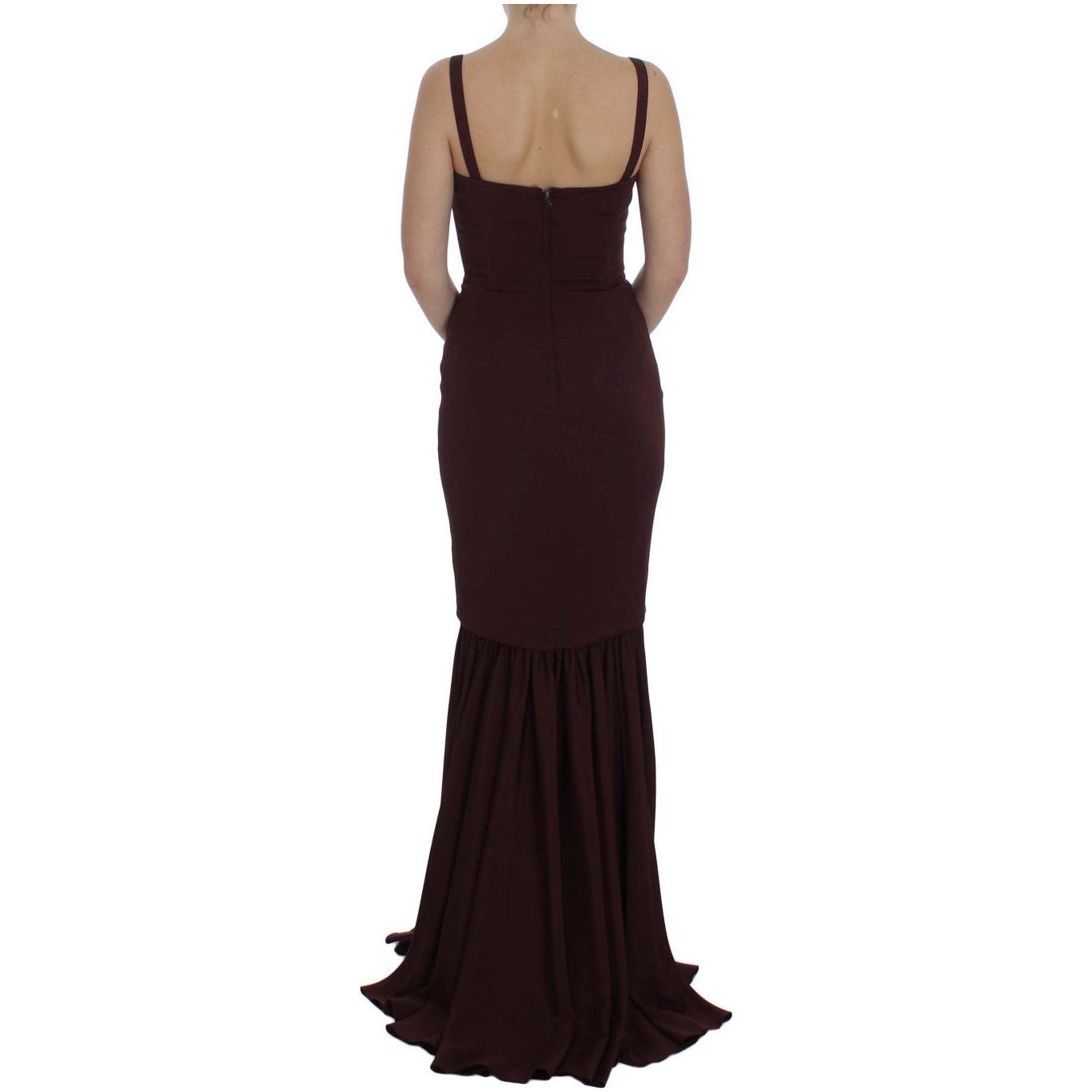 优雅的波尔多风紧身连衣裙