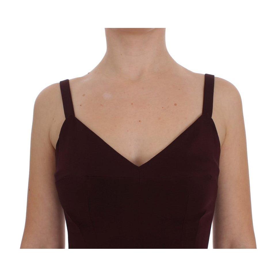 优雅的波尔多风紧身连衣裙